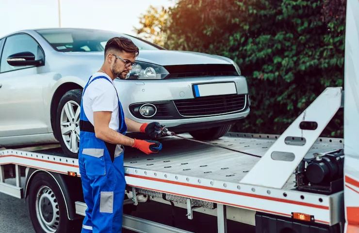 Car Towing Service Center in Pokharan Road, Thane